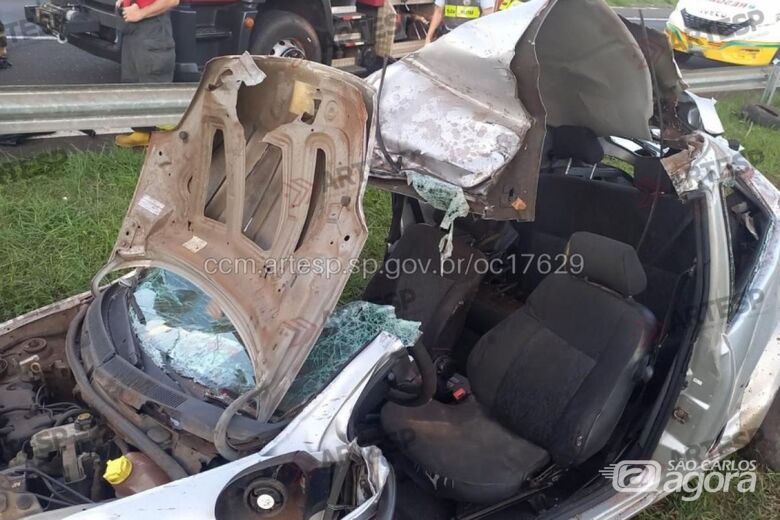 Carro após o acidente - Crédito: CCI Artesp 