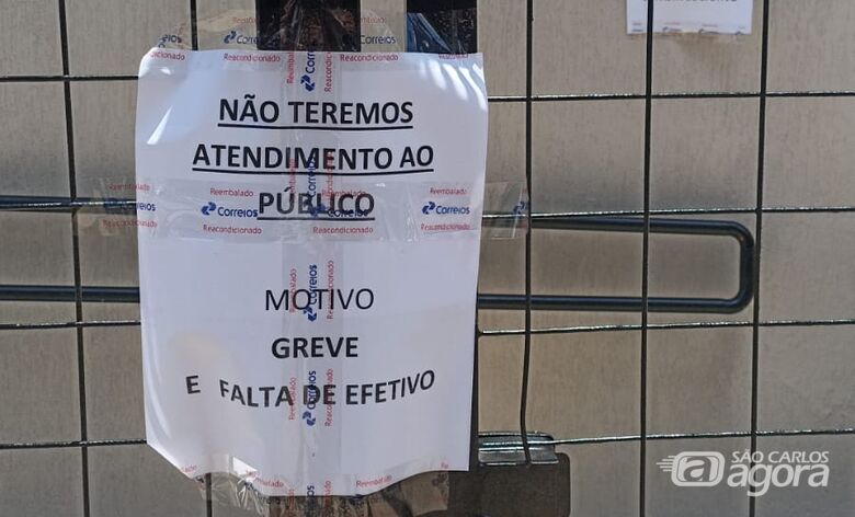 Cartaz colocado na frente da unidade - Crédito: Colaborador SCA