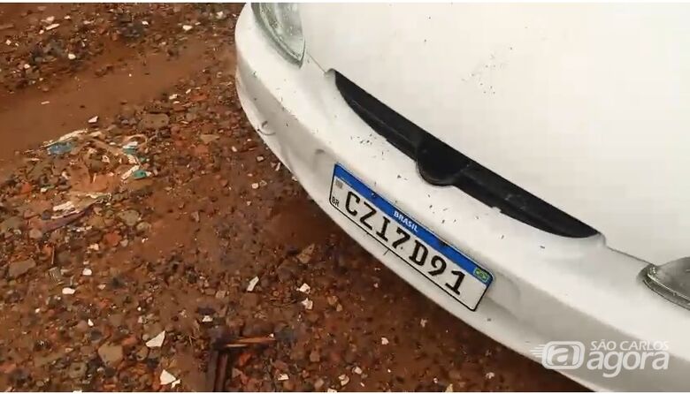 Corsa sem as rodas é abandonado no Antenor Garcia; procura-se o dono  - Crédito: reprodução 