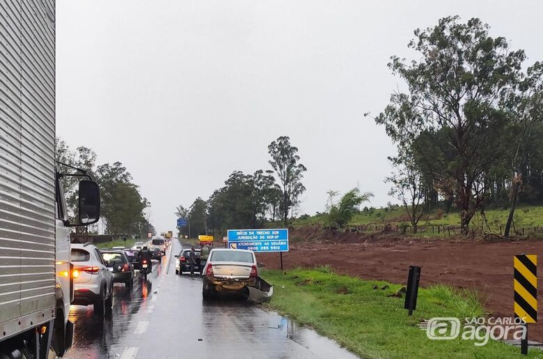 Engavetamento entre três veículos é registrado na SP-215 - Crédito: Maycon Maximino