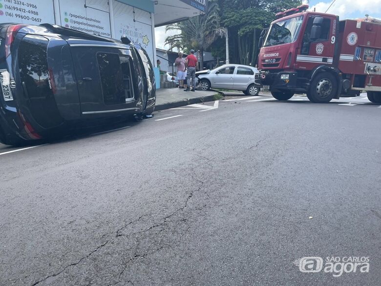 Carro tomba após colisão em cruzamento no Centro - Crédito: Lorival Izaque 