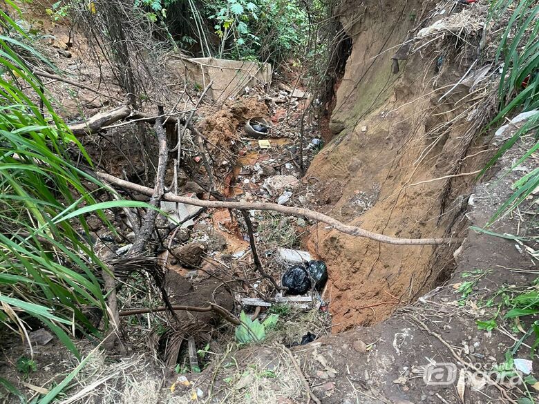 Moradores pedem solução para erosão no Jardim Tangará - Crédito: Lourival Izaque 
