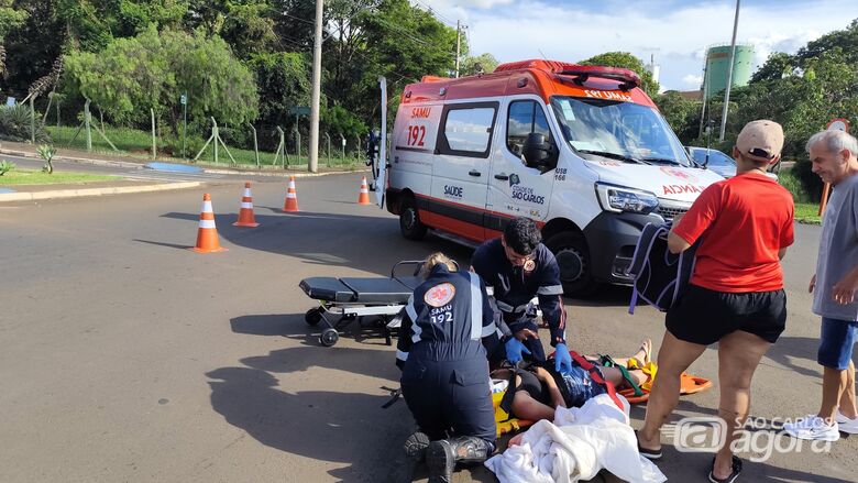 Passageira fica ferida após colisão entre moto e carro na rotatória do Shopping em São Carlos - Crédito: Maycon Maximino
