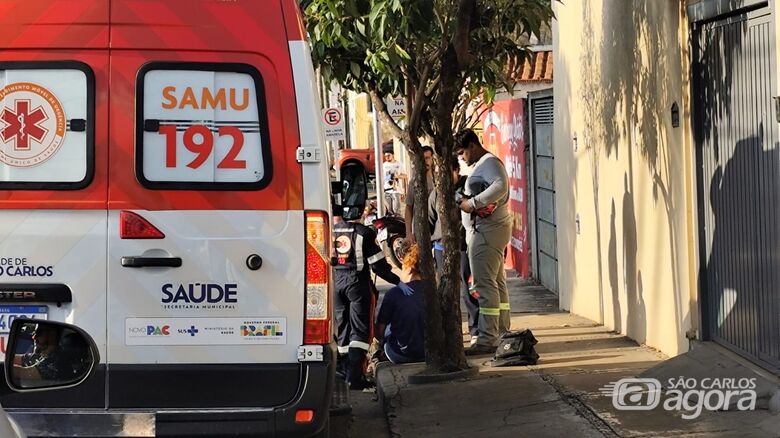 Colisão entre carro e moto deixa jovem ferida no Centro  - Crédito: Maycon Maximino