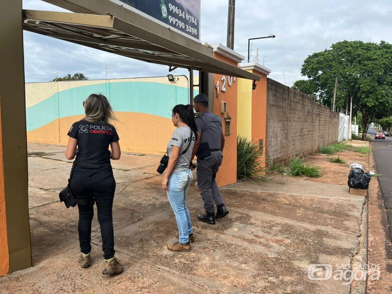 Policiais defronte ao local onde ocorreu o crime - Crédito: Flávio Fernandes 