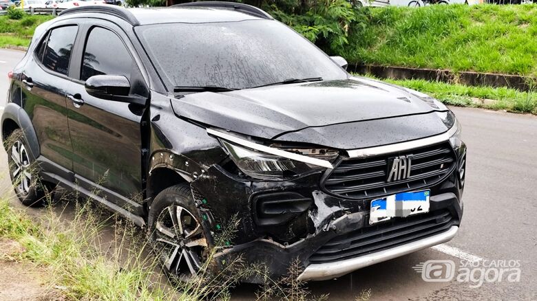 Mulher colide carro duas vezes e é socorrida pelo SAMU em São Carlos - Crédito: Maycon Maximino 