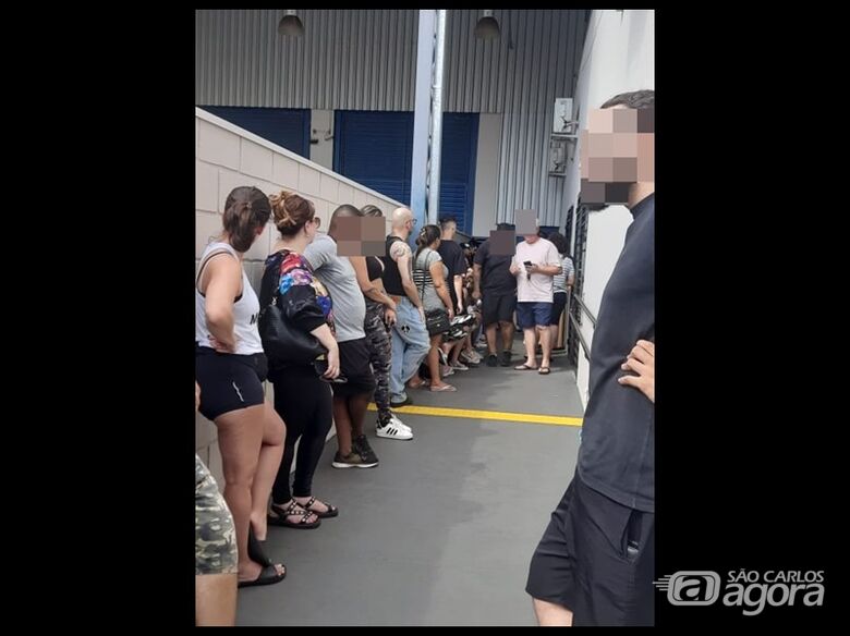 Usuários enfrentam filas de mais de duas horas nos Correios para retirada de encomendas - 