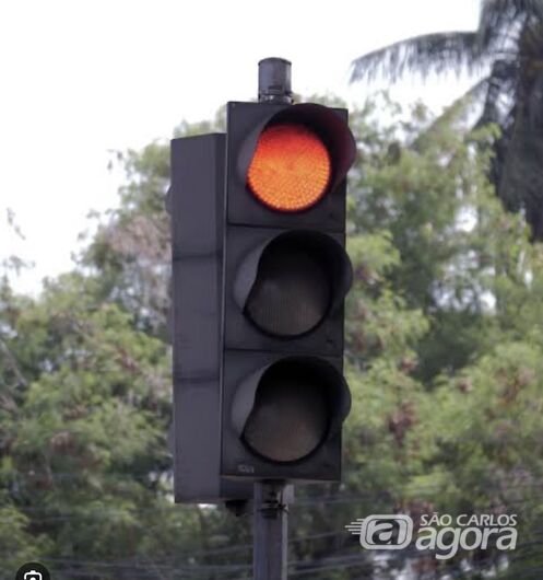 Novo semáforo começa a funcionar no cruzamento da Alfredo Maffei com Rui Barbosa -