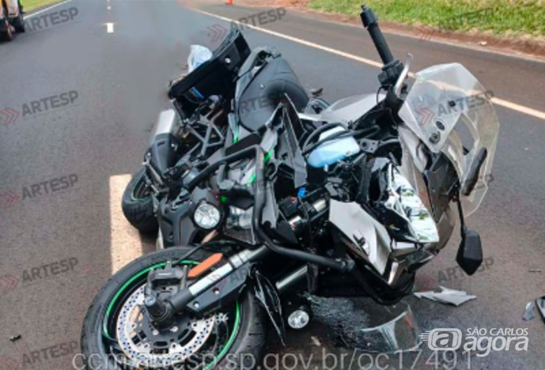 Motociclista morre e passageira fica gravemente ferida em colisão na SP-322 -