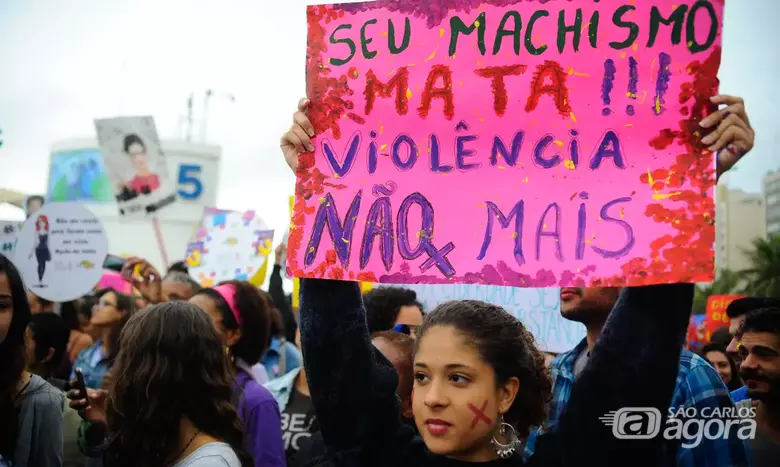 Manifestação contra o machismo: Entre mais de 20 mil brasileiras, entrevistadas entre 16 de maio a 8 de julho deste ano, 46% afirmam não se sentir tratadas com respeito, uma sensação que cresce principalmente nas ruas (49%) - 