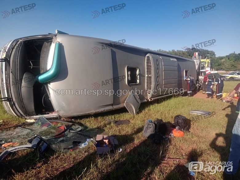 Tombamento de ônibus deixa três mortos na SP-326 - Crédito: Artesp