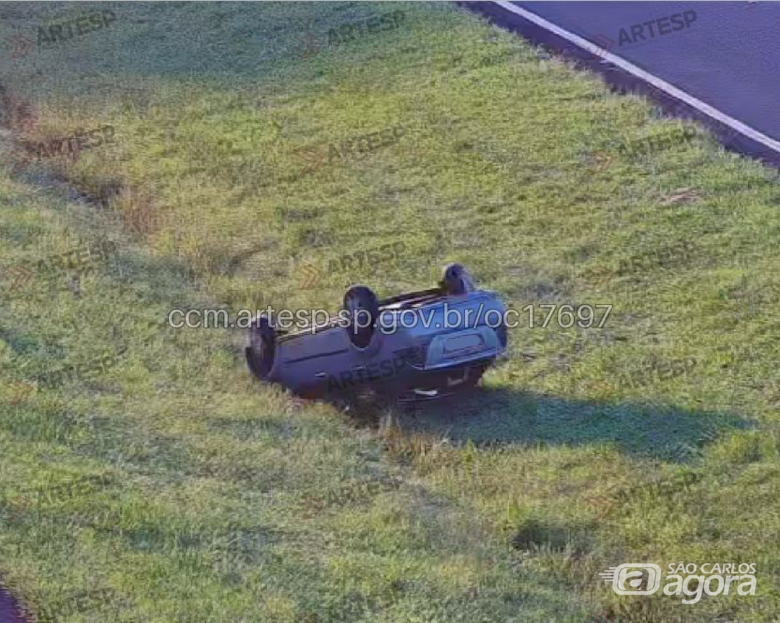 Carro capota após colisão na Washington Luís  - Crédito: CCI ARTESP