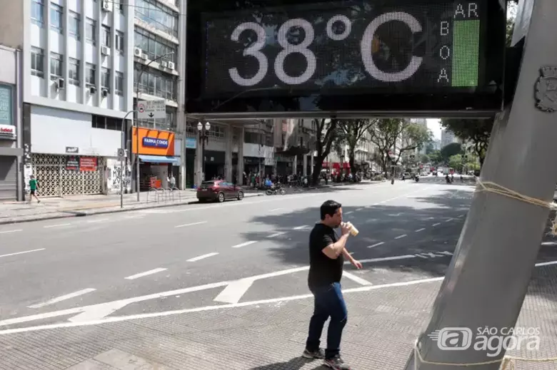 Pessoas na rua durante forte onda de calor. Operação Altas Temperaturas em São Paulo, devido ao forte calor na cidade. Foto: Paulo Pinto/Agencia Brasil - 