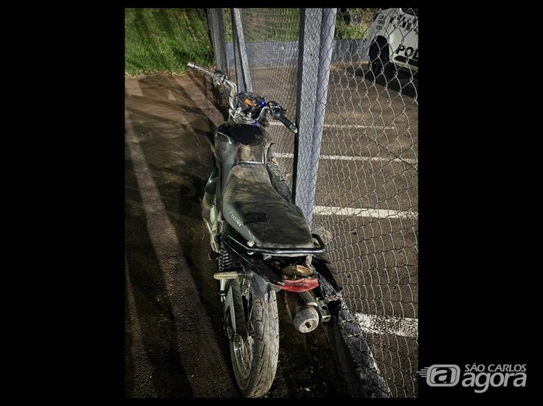 Motocicleta furtada é recuperada após perseguição policial no Cidade Aracy - 