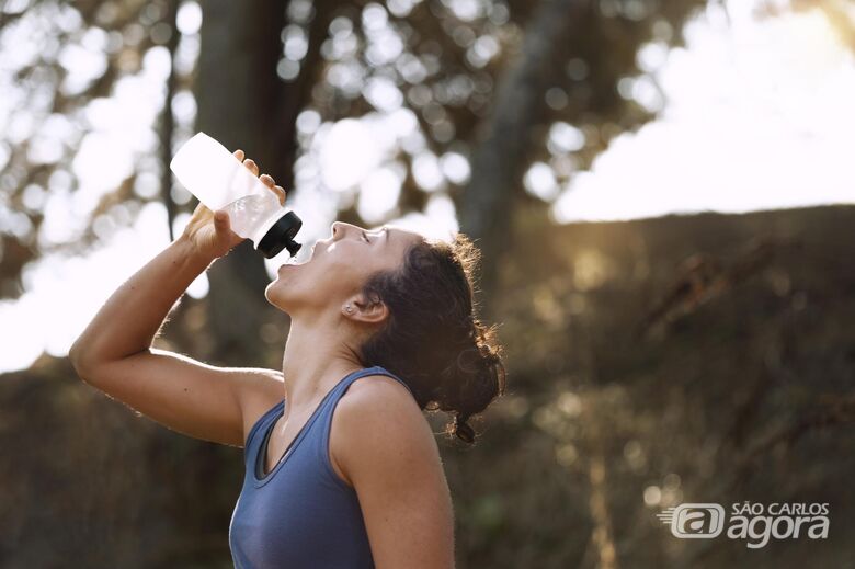 Mulher bebendo água - Crédito: Freepik