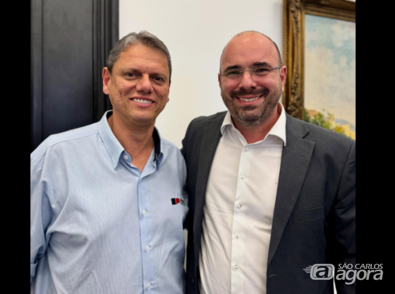 O governador paulista, Tarcísio de Freitas, com o prefeito de São Carlos, Netto Donato: parceria poderá render recursos vultosos para obras de drenagem. - Crédito: divulgação