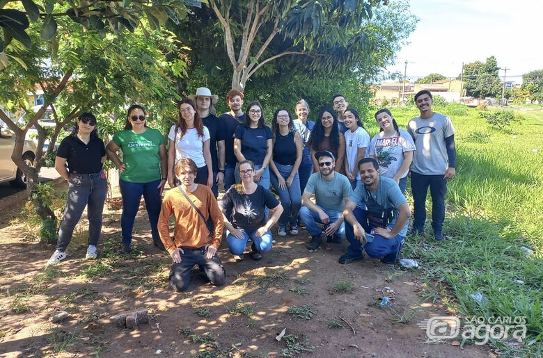 Estudantes da UFSCar durante ação (Foto: Celso Rizzo / Rotary - Pinhal) - 