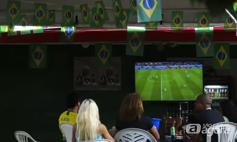 Torcedores assistem jogo de futebol - Crédito: Agência Brasil 