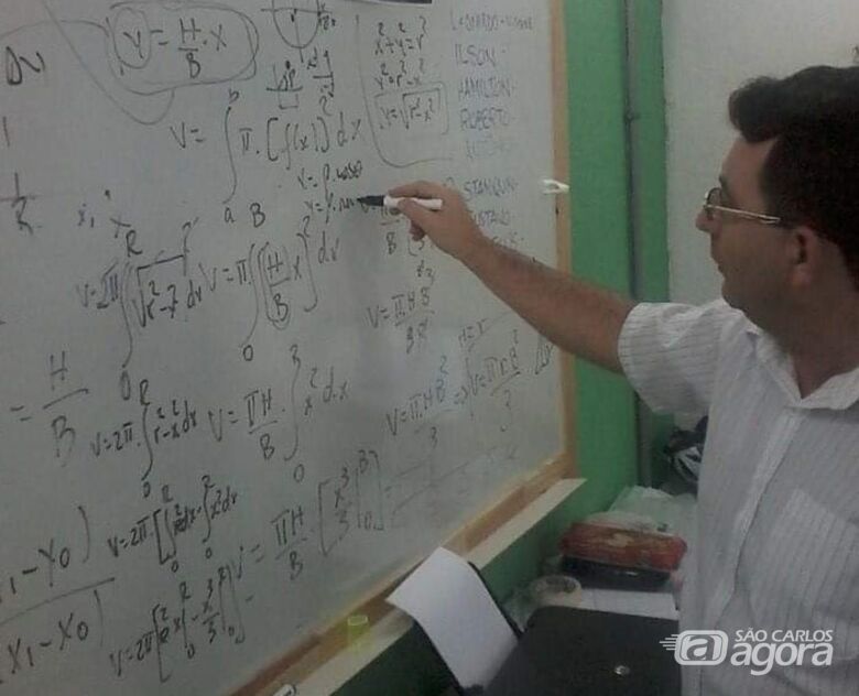 Alexandre Stanquini desenvolve modelo matemático voltado ao manejo e abate de frangos - 