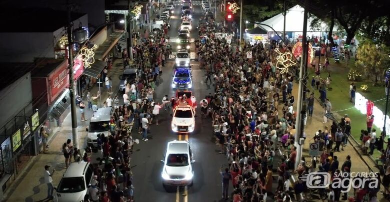 Encantos de Natal emociona e reúne multidão na chegada do Papai Noel em Ibaté - 