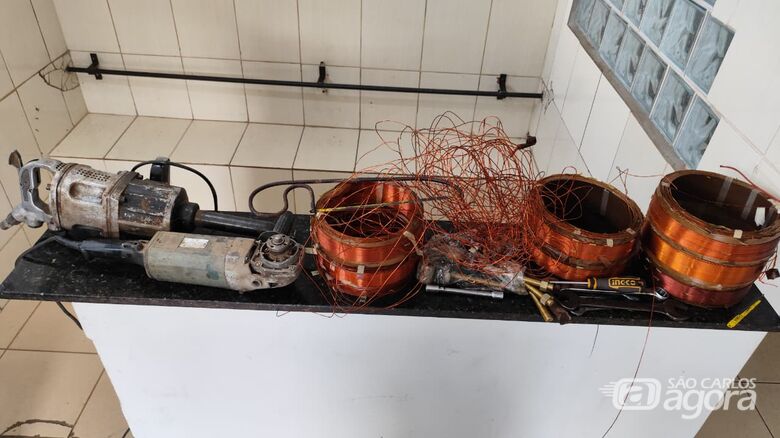 Suspeito é detido após ser encontrado escondido no mato com materiais furtados de empresa em São Carlos - Crédito: Maycon Maximino