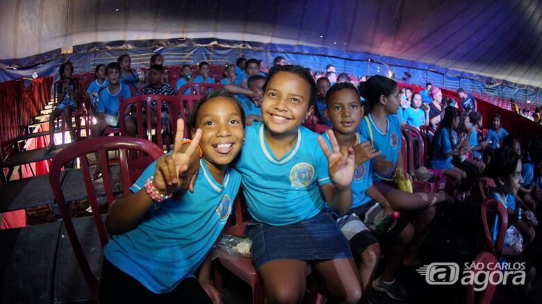 Fundo Social leva 600 crianças ao circo em ação de inclusão e lazer em São Carlos -