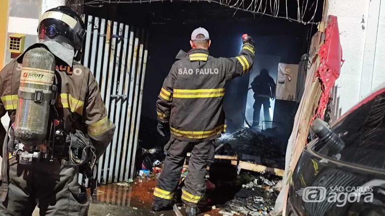 Incêndio atinge garagem repleta de materiais recicláveis na Vila Nery - Crédito: Foto: Maycon Maximino/São Carlos Agora