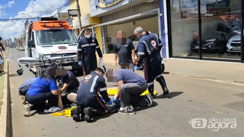 Motociclista fica ferido após bater em porta de carro na Avenida São Carlos - Crédito: Maycon Maximino