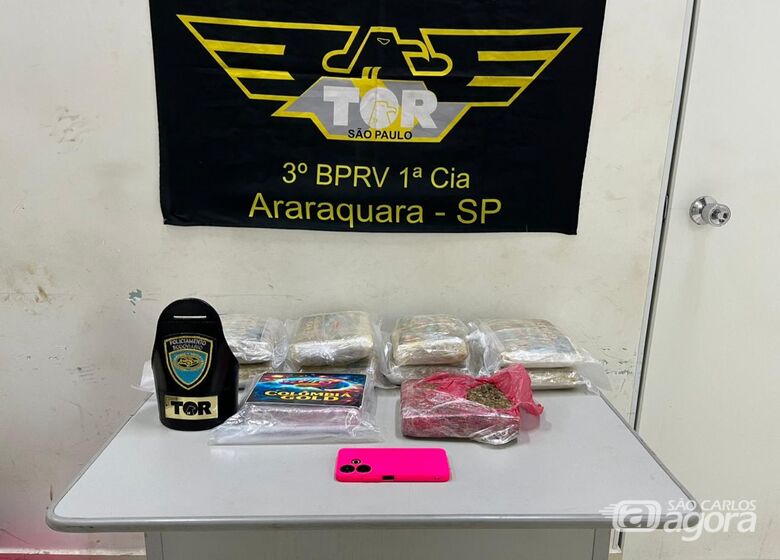 Mulher é presa pelo TOR transportando 10 kg de maconha na rodovia Washington Luís - Crédito: Foto: Flavio Fernandes/São Carlos Agora