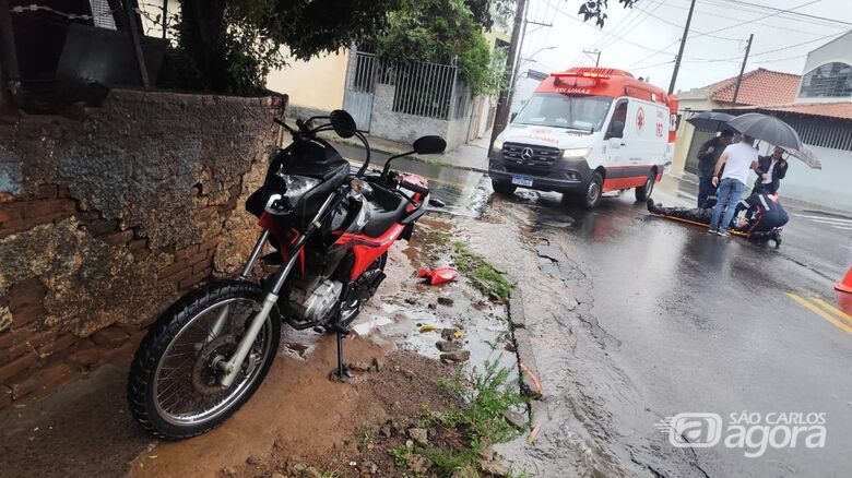 Motociclista é atingido e fica ferido após motorista avançar sinal de pare na Vila Marcelino - Crédito: Foto: Maycon Maximino/São Carlos Agora