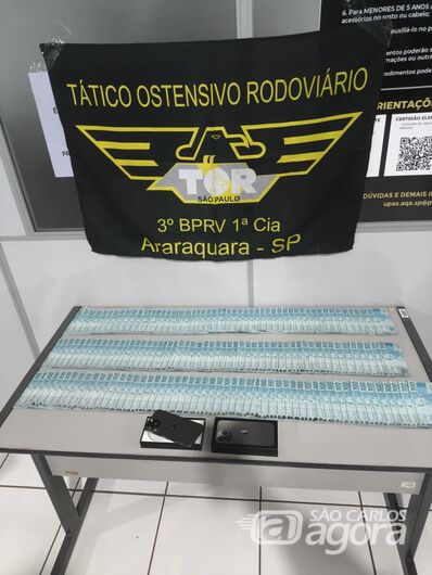 Motociclista de São Carlos é preso pelo TOR na SP-310 após comprar celular com dinheiro falso  - Crédito: Foto: Divulgação/Polícia Rodoviária