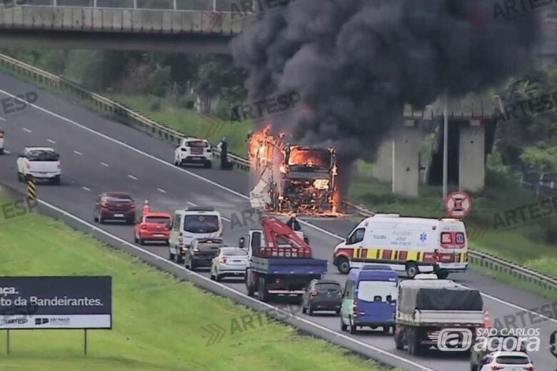 Ônibus com funcionários de Unesp da região pega fogo na rodovia dos Bandeirantes em Campinas - Crédito: Foto: Artesp