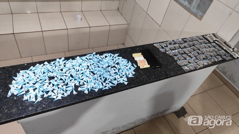 Adolescentes são detidos pela PM com grande quantidade de drogas em ponto conhecido no São Carlos V - Crédito: Foto: Maycon Maximino/São Carlos Agora