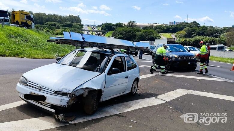Colisão entre carros deixa dois feridos na rodovia Washington Luís em São Carlos - Crédito: Foto: Maycon Maximino/São Carlos Agora