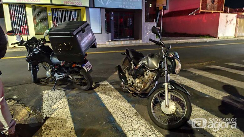 Garupa fica ferida após colisão entre duas motos na Avenida Capitão Luís Brandão - Crédito: Foto: Maycon Maximino/São Carlos Agora