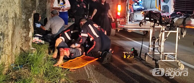 Motociclista fica gravemente ferido após perder controle e colidir em muro na curva do Joinha  - Crédito: Foto: Maycon Maximino/São Carlos Agora