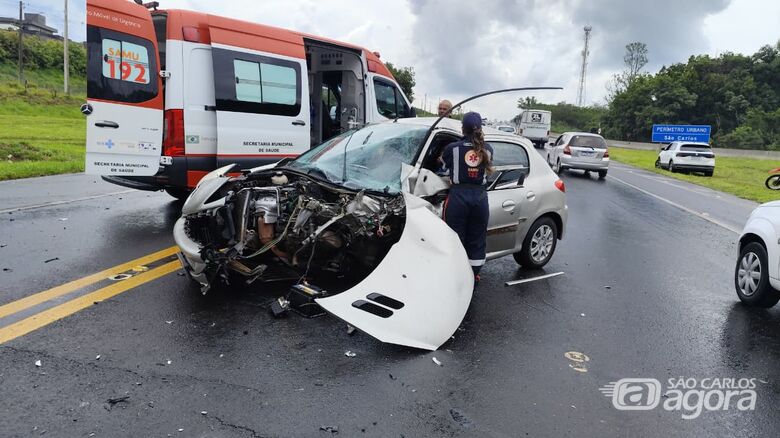 Colisão frontal entre carros deixa dois feridos na SP-318 em São Carlos - Crédito: Foto: Maycon Maximino/São Carlos Agora