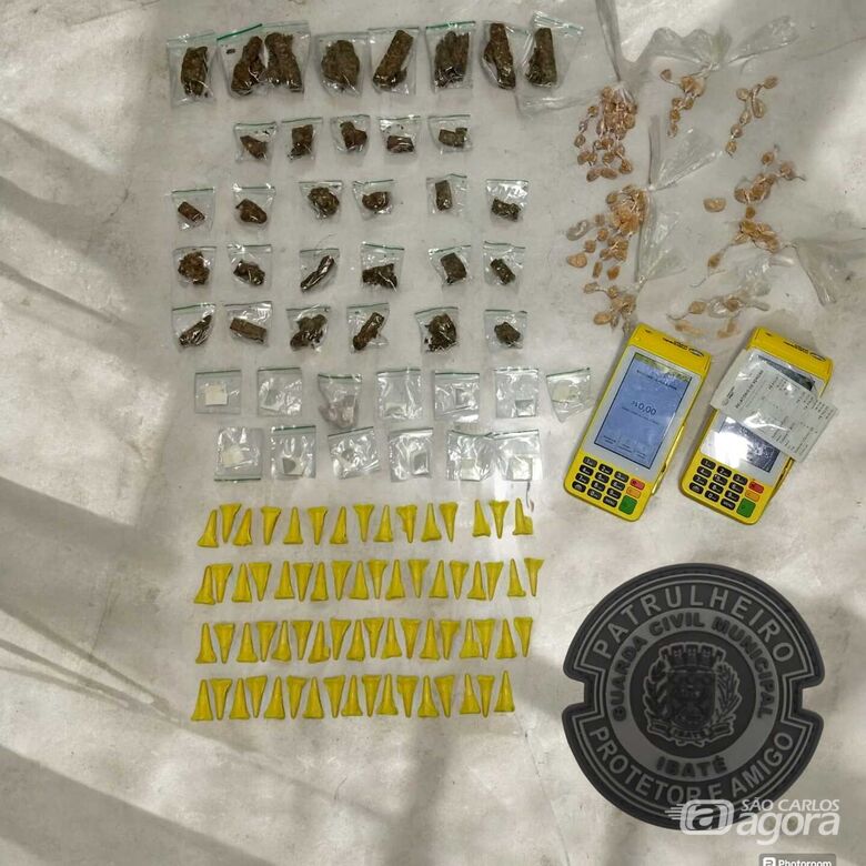 GCM apreende cocaína, crack, maconha e máquinas de cartão em ponto conhecido de Ibaté - Crédito: Foto: Divulgação/GCM