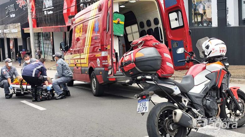 Mulher fica ferida após colisão entre moto elétrica e carro na avenida São Carlos - Crédito: Maycon Maximino