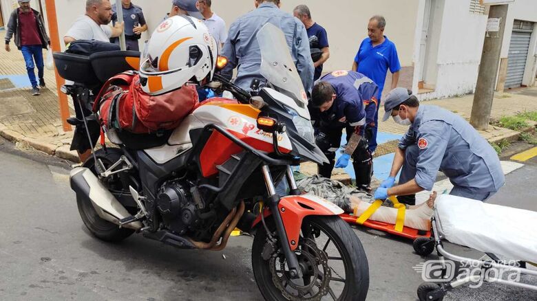 Motociclista cai sobre faixa de pedestres e fica ferido no Centro - Crédito: Maycon Maximino