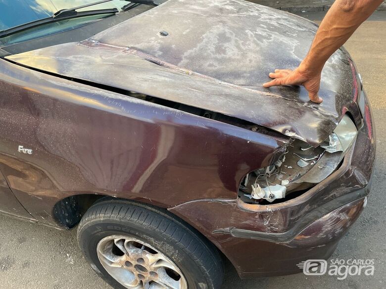 Carro bate na traseira de caminhão estacionado no Jardim Cruzeiro do Sul - Crédito: Foto: Lourival Izaque/São Carlos Agora