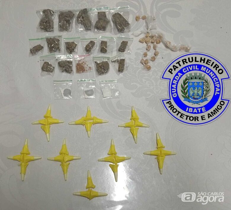 Guarda Municipal apreende drogas escondidas em praça de Ibaté - Crédito: Foto: Divulgação/GCM