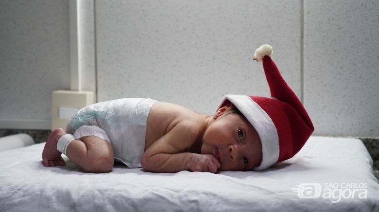 Natal humanizado leva carinho e acolhimento a bebês da UTI Neonatal da Santa Casa - 