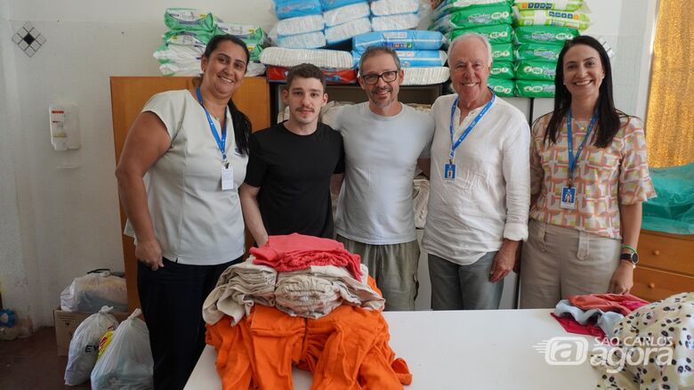 Voluntárias da Maternidade da Santa Casa recebem doação de roupas infantis -