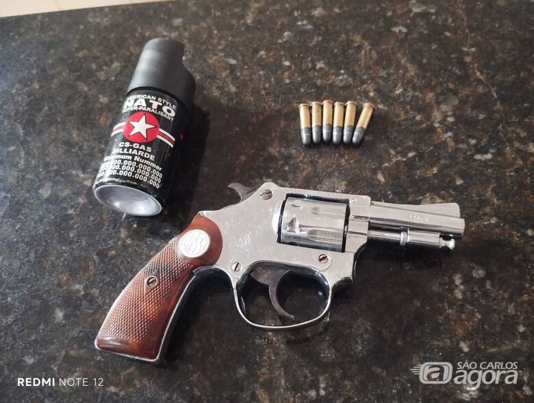 Mulher é detida pela PM com arma de fogo após briga entre vizinhos no Boa Vista - Crédito: Foto: Maycon Maximino/São Carlos Agora