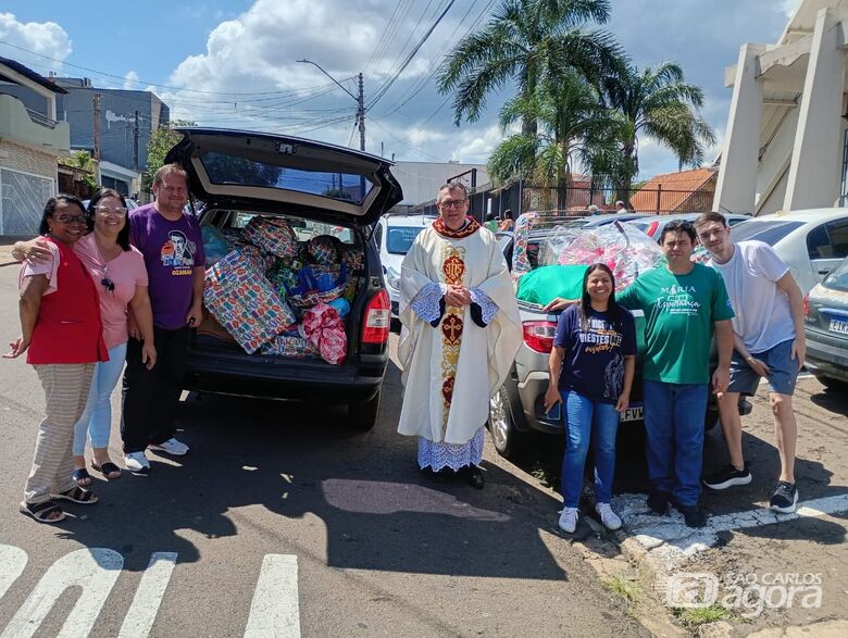 Voluntários da Paróquia São Nicolau realizam ação social e distribuem brinquedos e doces no Natal - 
