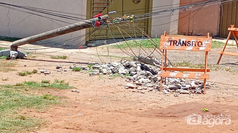 Poste cai em rua do bairro São Carlos 8 e moradores temem acidentes -
