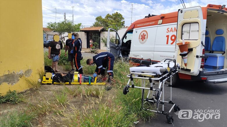 Colisão entre carro e moto deixa motociclista ferido na Vila Carmem - Crédito: SCA