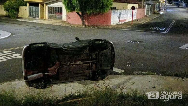 Peugeot tomba após colisão no bairro Santa Felícia - Crédito: Lourival Izaque