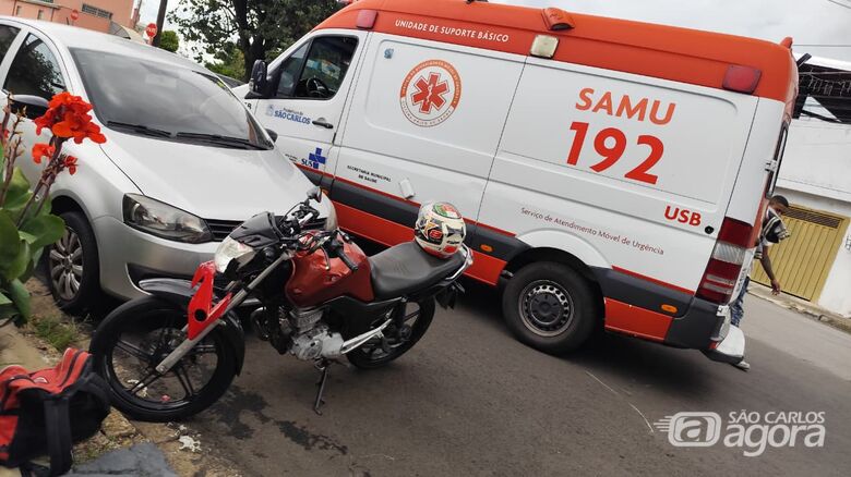 Colisão entre carro e moto deixa jovem ferido no Jardim Pacaembu - Crédito: SCA